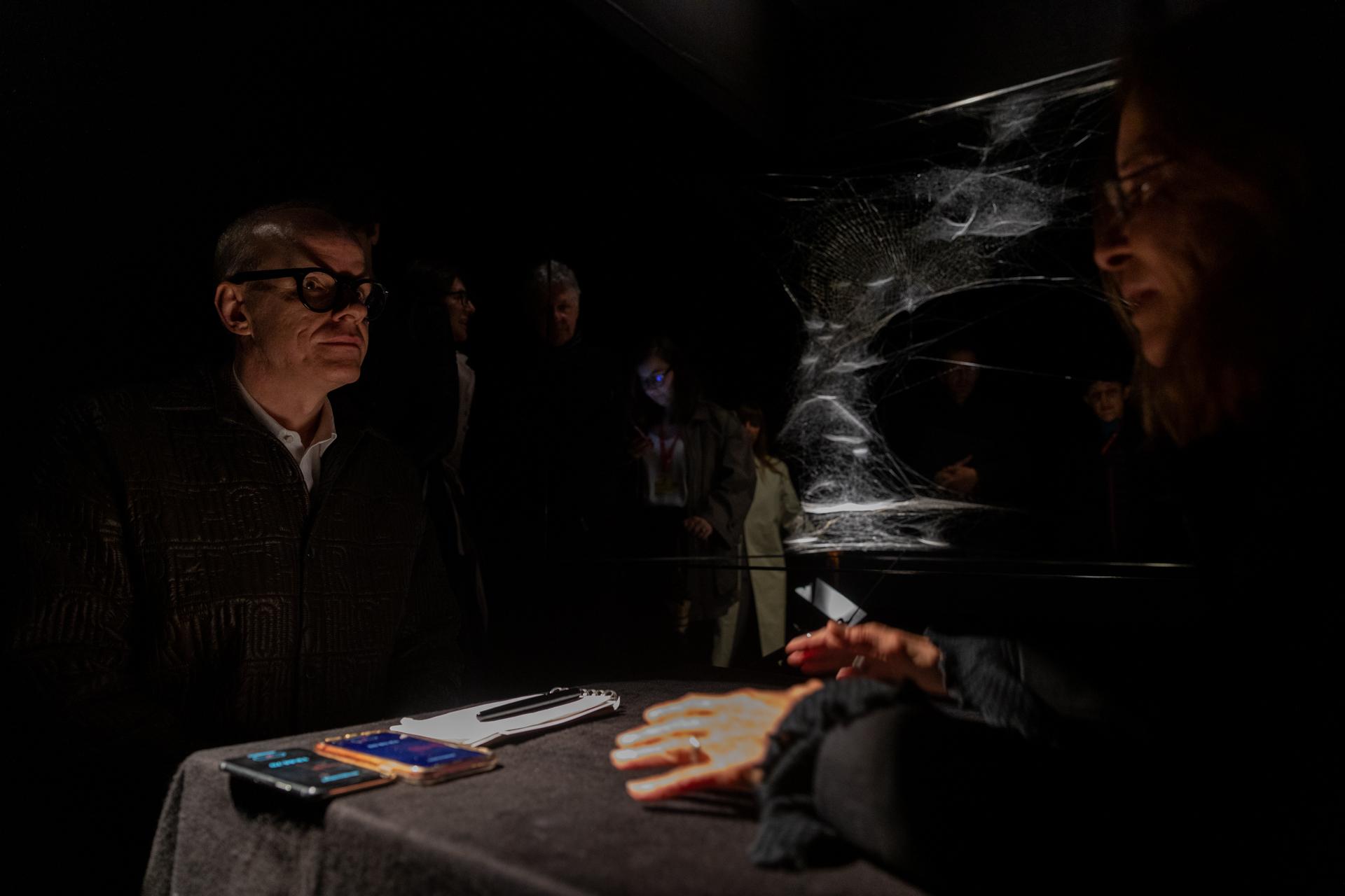 Hans Ulrich Obrist and Rosa Matteucci partake in a Spider/Web Oracle reading.